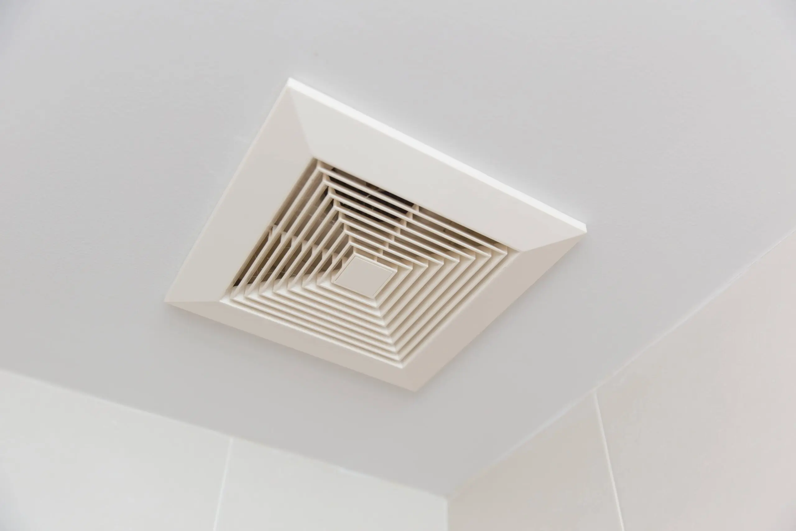 Ventiladores de Techo y Extractores de Aire para Baño: ¿Cuál es el Adecuado para Ti? - Is it OK to put a ceiling fan in a bathroom bathroom ceiling ventilation - Is it OK to put a ceiling fan in a bathroom