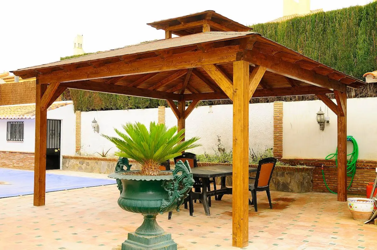 Estructura Interna para Cenador a Cuatro Aguas con Tegola y Techo Ventilación - Qué nombre se le da a la estructura que soporta el tejado de techos en casas de madera cenador a cuatro aguas con tegola y techo ventilación - Qué nombre se le da a la estructura que soporta el tejado de techos en casas de madera